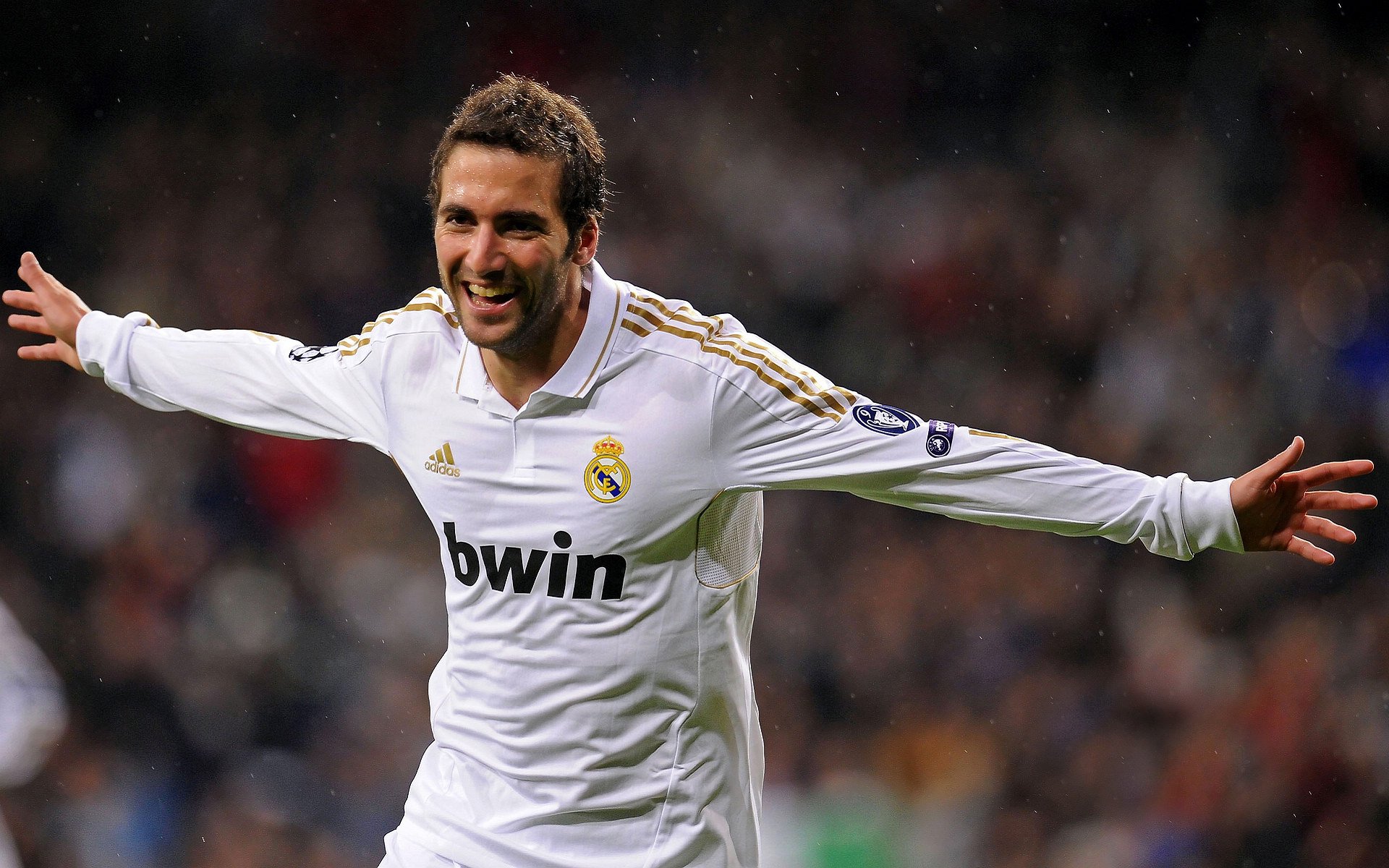 皇马主场夺冠,球迷狂欢庆祝胜利,皇马联赛夺冠